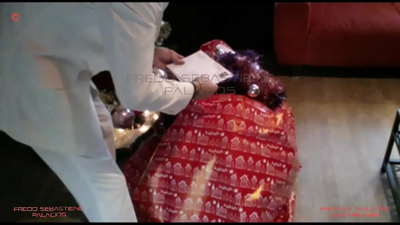 Hooyo, waxaan helay hadiyadda kirismaska ​​hooyo timo timo leh oo dameer weyni ku waalan tahay